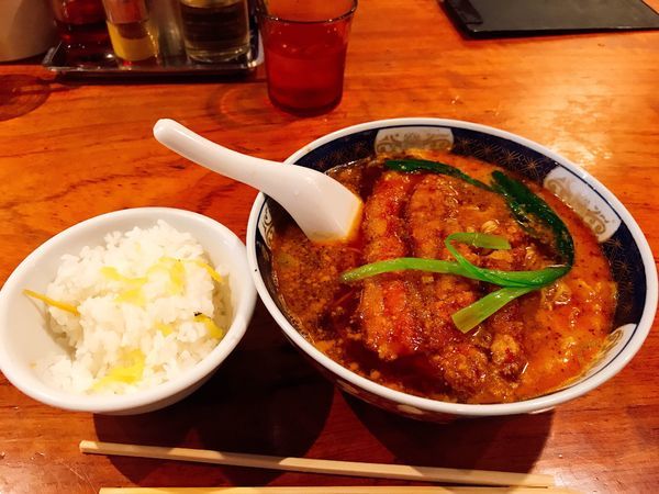 「排骨担々麺(ぱいこうだんだんめん)1,000円&無料ライス」@支那麺 はしご 銀座本店の写真