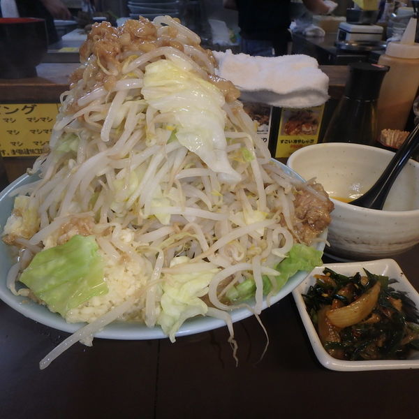 「中ラーメン(ヤサイニンニクアブラ)ニラキムチ、豚、生玉子」@立川マシマシ秘密工場の写真