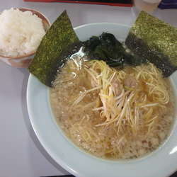 ギラーメン(並) (750円)、半ライス(100円)