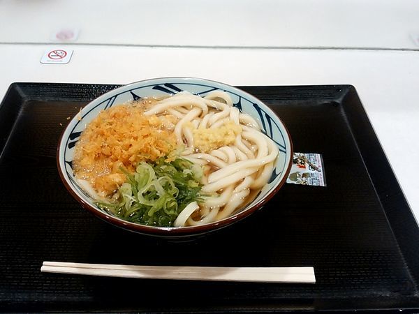 「かけうどん(並盛・ネギ増し・揚げ玉増し)290円」@丸亀製麺 イーサイト高崎店の写真
