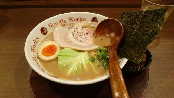「ラーメン(ハリガネ)+辛子高菜」@Noodle Works -BALI- 藤沢店の写真