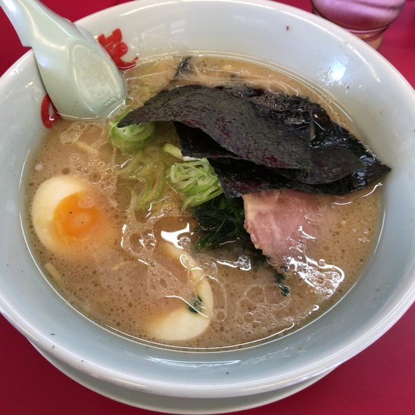 「醤油ラーメン650円＋味玉（クーポン）」@山岡家 狭山店の写真