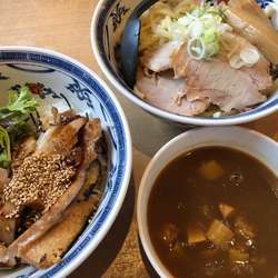カレーつけ麺とチャーシュー丼のハーフ