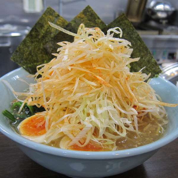 「ネギラーメン 850円 + サービスライス + サービス味玉」@らぁめん元住家の写真