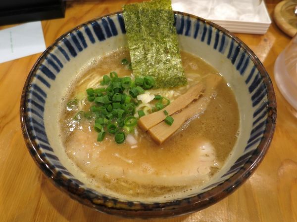 「和風豚骨らーめん ７３０円 ※細麺」@麺屋くおん 上里店の写真