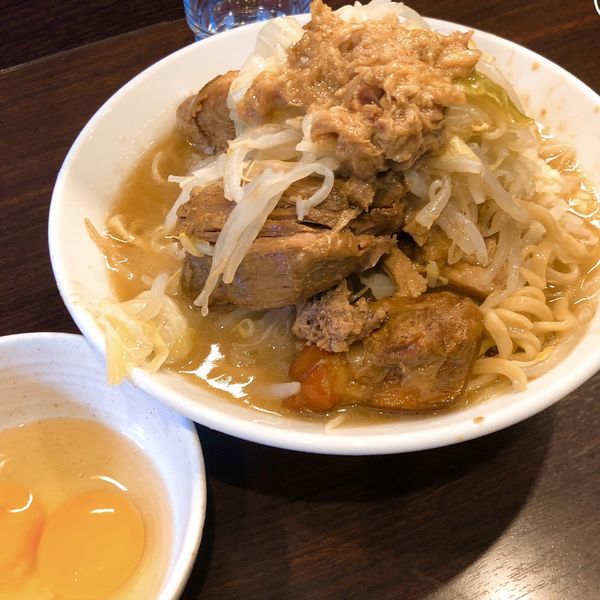 「ラーメン（ニンニク少なめ，ヤサイ，アブラ）＋生卵Ｗ」@ピコピコポンの写真