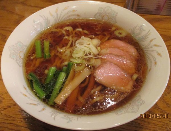 「自家製ラーメン（小盛り）800円」@をかしやそばの写真
