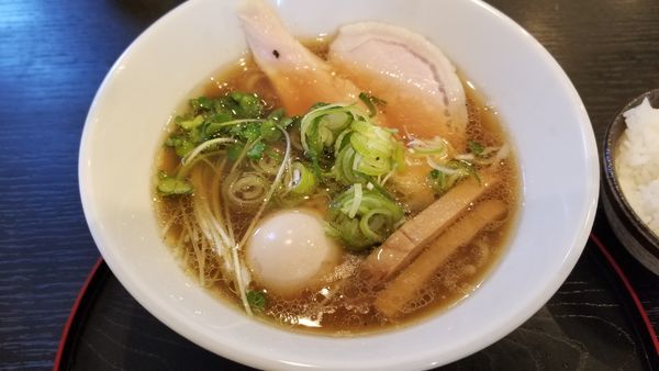 「鶏醤油麺　中太手もみ麺　味玉トッピング」@麺や 阿吽の写真