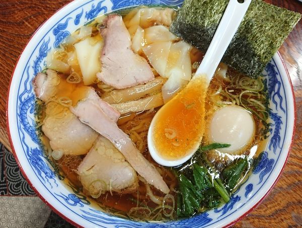 「ワンタン麺＋半熟煮玉子」@とら食堂の写真