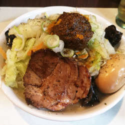 玉カレーたんめん 中 太麺+チャーシュー+くん玉