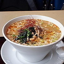 「辛味噌担々麺850円＋大盛100円」@ランチボックス 別館8階の写真