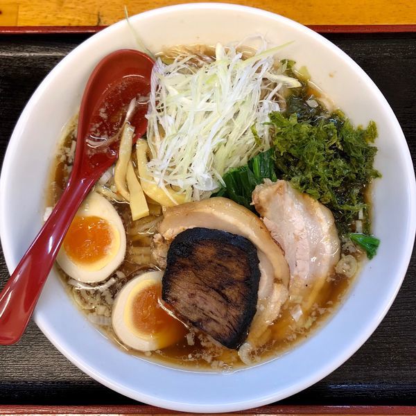 「醤油らーめん全部入り (880円)」@みやび屋の写真