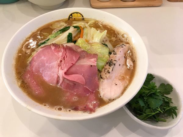 「濃菜麺 ＋ パクチー」@濃菜麺 井の庄 荻窪店の写真