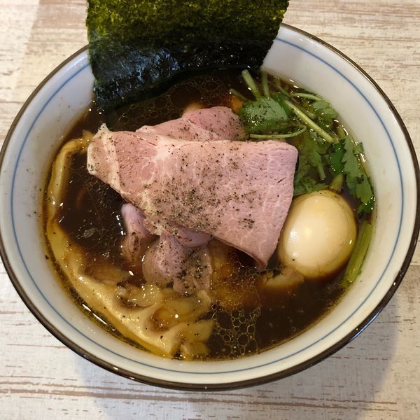 「【気まぐれ限定】四つ葉ブラック 味玉付き ¥850」@中華そば 四つ葉の写真