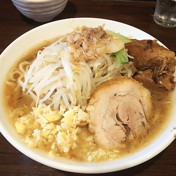「ラーメンニンニク少ししょうが生卵ダブル」@ピコピコポンの写真