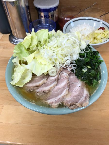 「味噌チャーシュー中盛り麺固め濃いめ油少し多めキャベツほうれん草増」@捲り家の写真