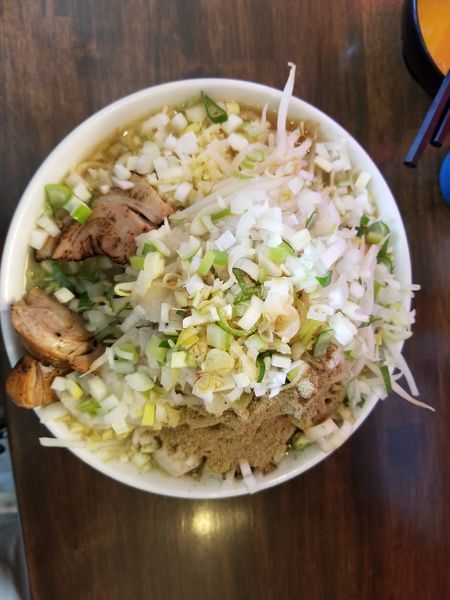 「ラーメン豚二枚、ニンニクマシマシ、野菜、脂、ネギ、魚粉、生卵」@龍麺 ふえ郎の写真