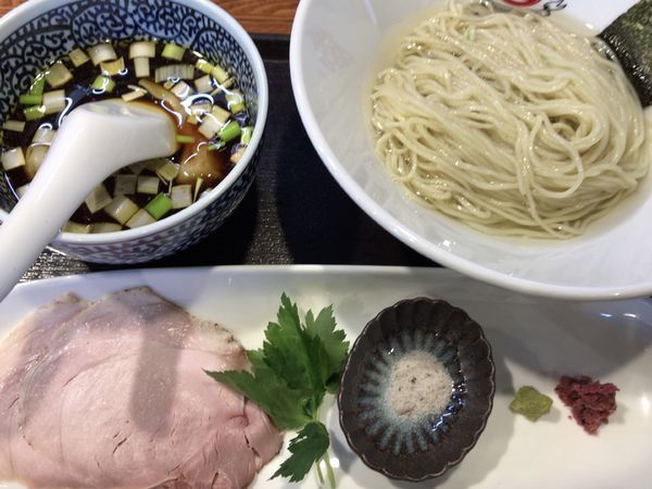「天然昆布餡つけソバ海老入りワンタンのせ1000円」@中華ソバ 俊麺製麺所の写真