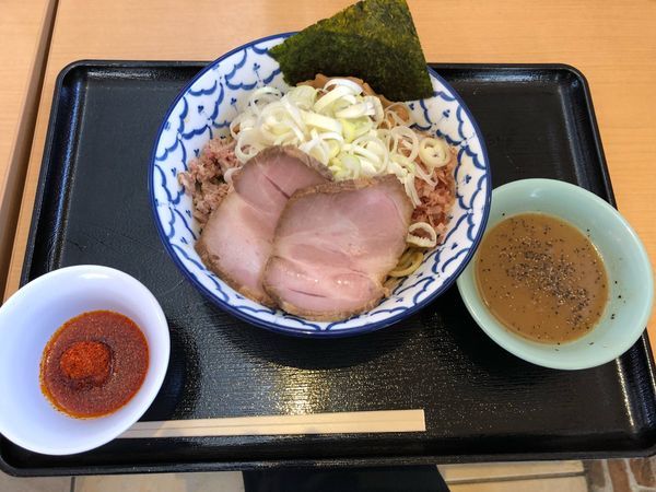 「油そば ネギ増し チャーシュー増し 辛み玉別添え」@兎に角 another leafの写真