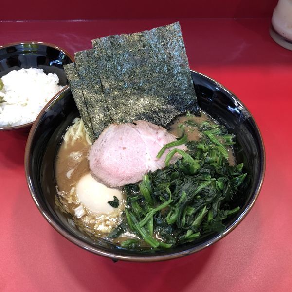 「らーめん（味玉、ほうれん草増し）」@らーめん 谷瀬家 新橋店の写真