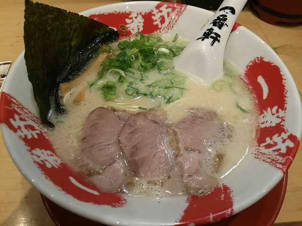 「白豚骨ラーメン　：かためん」@大名古屋一番軒の写真