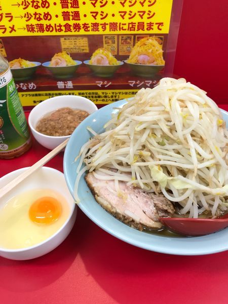 「ラーメン300g＋生卵(別皿でアブラマシマシ)」@立川マシマシ 足利総本店の写真