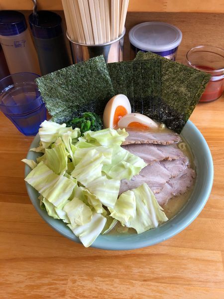 「醤油チャーシュー麺大 濃いめ固め少し多め  海苔玉子ほうれん草増」@捲り家の写真