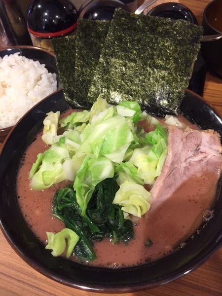 「ラーメン（ヤワ）　680円　キャベツ100円　ライス付き」@横浜家系らーめん 輝道家の写真