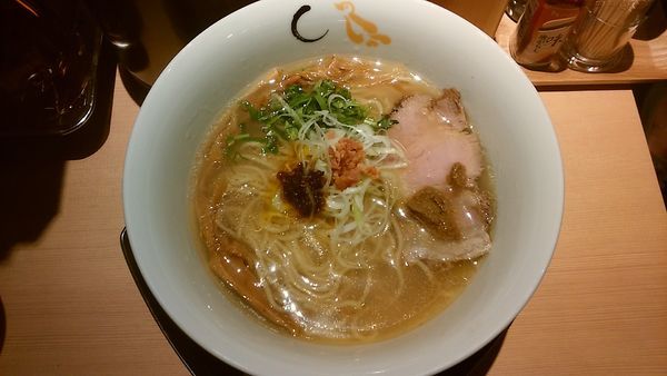 「真鯛と蛤の塩そば（900円）」@SOBAHOUSE 金色不如帰 新宿御苑本店の写真
