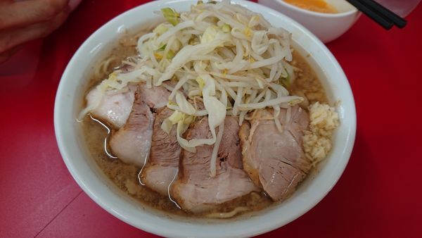 「小豚　ニンニク少し　野菜少な目　生卵」@ラーメン二郎 神田神保町店の写真