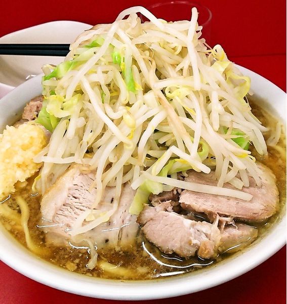 「小豚＋生玉子」@ラーメン二郎 神田神保町店の写真