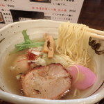 「塩ら～麺　小春（８００円）＋味玉（１５０円）」@新地らー麺 近松の写真