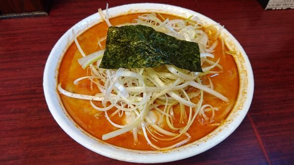 「辛らーめん+ネギ+味玉+1玉追加」@つけめん 美豚 あきる野店の写真