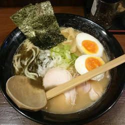 味玉入り濃厚黒鶏白湯らーめん（黒マー油）※焦がしニンニク入り