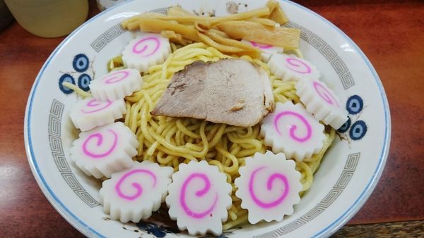 「油そば（650円）＋なると盛（100円）」@珍々亭の写真