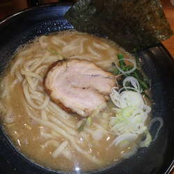 醤油らーめん (680円)(カタ)、中盛(100円)他