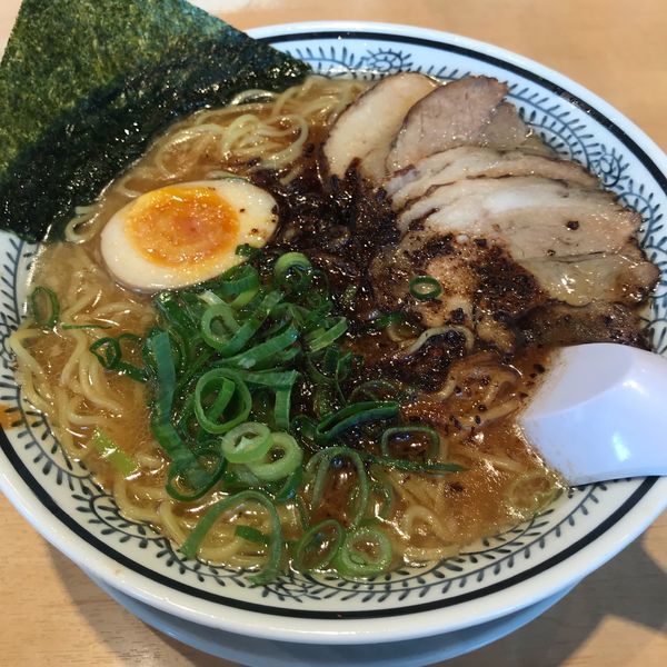 「（熟成醤油）醤油とんこつチャーシュー（焦がしネギ黒）麺大盛り」@丸源ラーメン 練馬関町店の写真