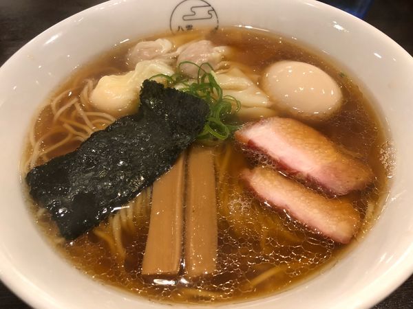 「特製ワンタン麺(ハーフ、黒だし)900円、味玉100円」@八雲の写真
