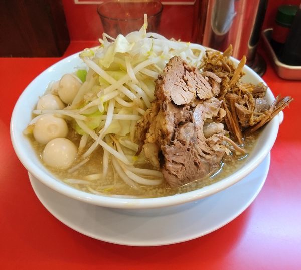 「ラーメン３００g　うずら ニンニク」@自家製麺 ダイサンの写真