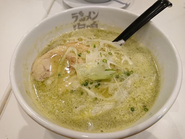「ラーメンジェノバ820円＋ハイボール」@ラーメン海鳴 福岡空港店の写真