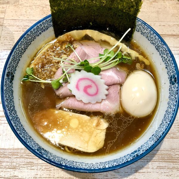 「【気まぐれ限定】金笛醤油の中華そば 味玉付 ￥900」@中華そば 四つ葉の写真