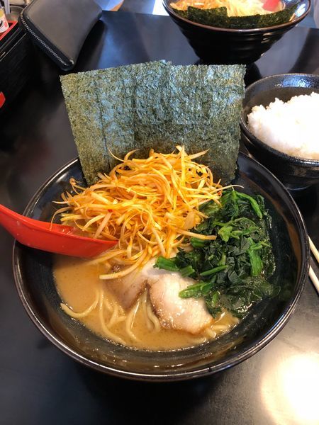 「豚骨醤油大盛り 濃いめ固め 辛ネギほうれん草増し」@富士家系 直壱家の写真