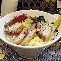 「パイナップル塩ラーメン750円＋大盛100円＋チャーシュー」@パイナップルラーメン屋さん パパパパパインの写真