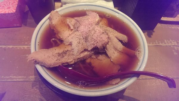 「ふつうに煮干ラーメン、肉のせすぎ、大盛」@ラーメン凪 下北沢店の写真