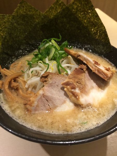 「特選豚骨ラーメン¥990」@らーめんオハナ 戸塚店の写真
