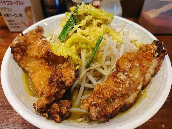 「カレー拉麺 ￥850＋唐揚げ（クーポンで1個サービス）」@旨辛ラーメン表裏 高田馬場店の写真