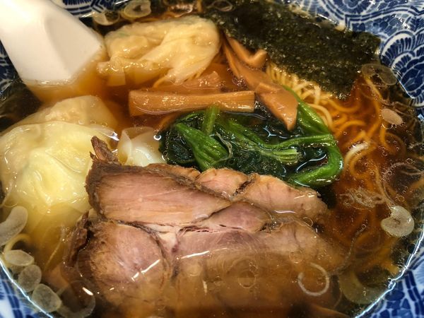 「肉厚わんたん麺」@肉厚わんたん麺と手作り焼売 ら麺亭 浅草支店の写真