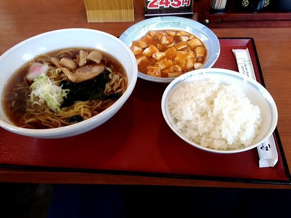 「醤油らーめん(並盛)421円＋麻婆豆腐270円＋ご飯140円」@ごはん処 矢中食堂の写真