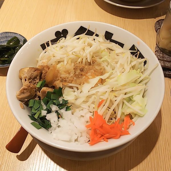 「ブタまぜ＋ニラキムチ（ステッカーサービス）」@ラーメンブタヒロの写真