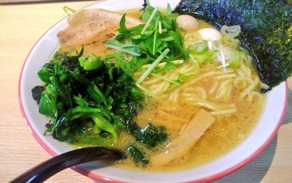 「醤油とんこつラーメン並＋ほうれん草」@らぁ麺処 寿の写真